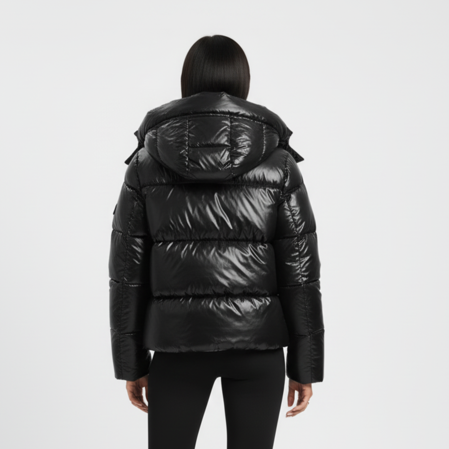 Błyszczący pikowany płaszcz z kapturem