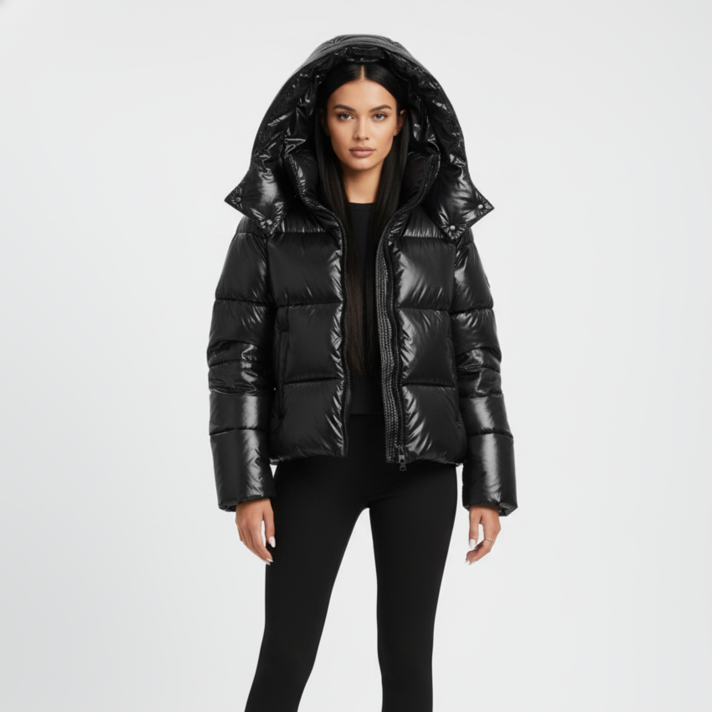 Błyszczący pikowany płaszcz z kapturem