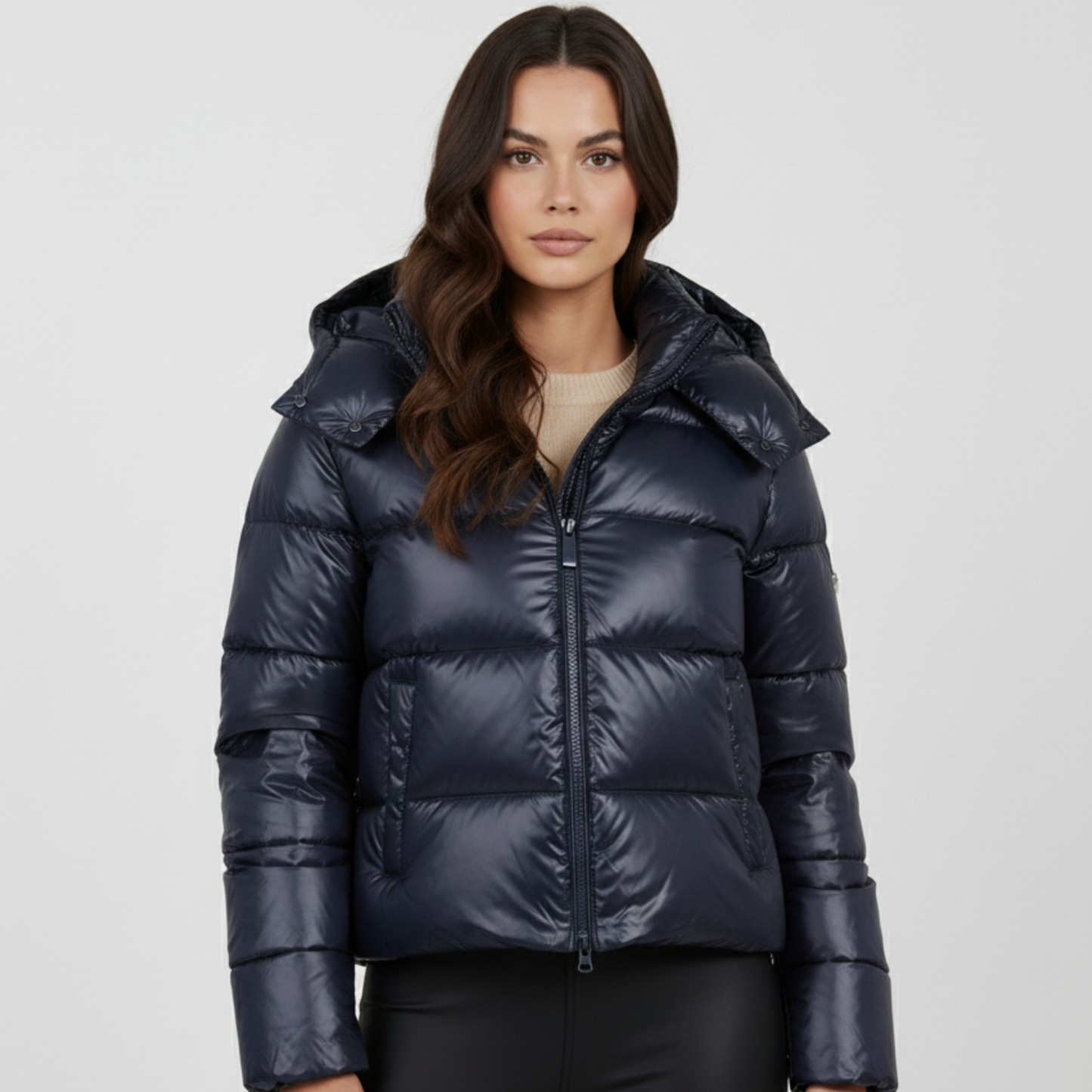 Błyszczący pikowany płaszcz z kapturem